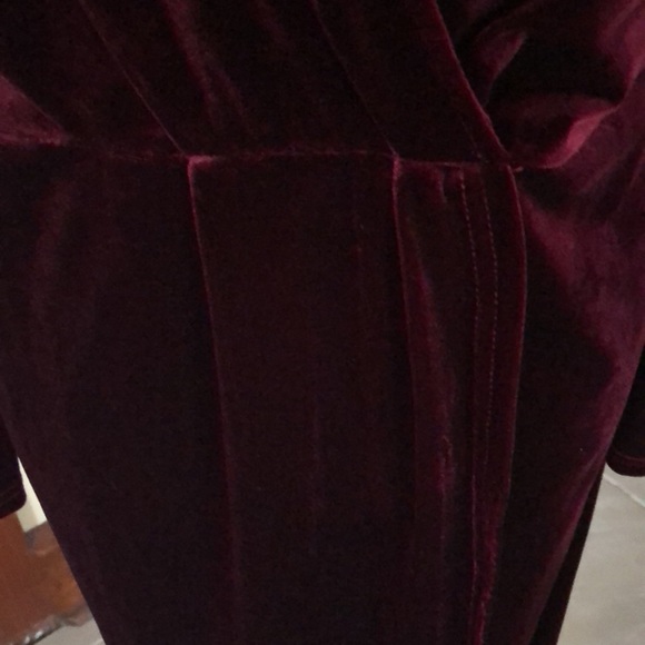 Velvety soft wine colored over the head dress - Picture 4 of 6